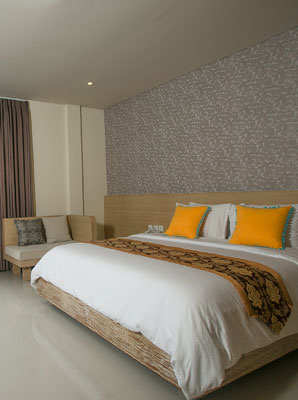 Deluxe King Bed with Mini Sofa